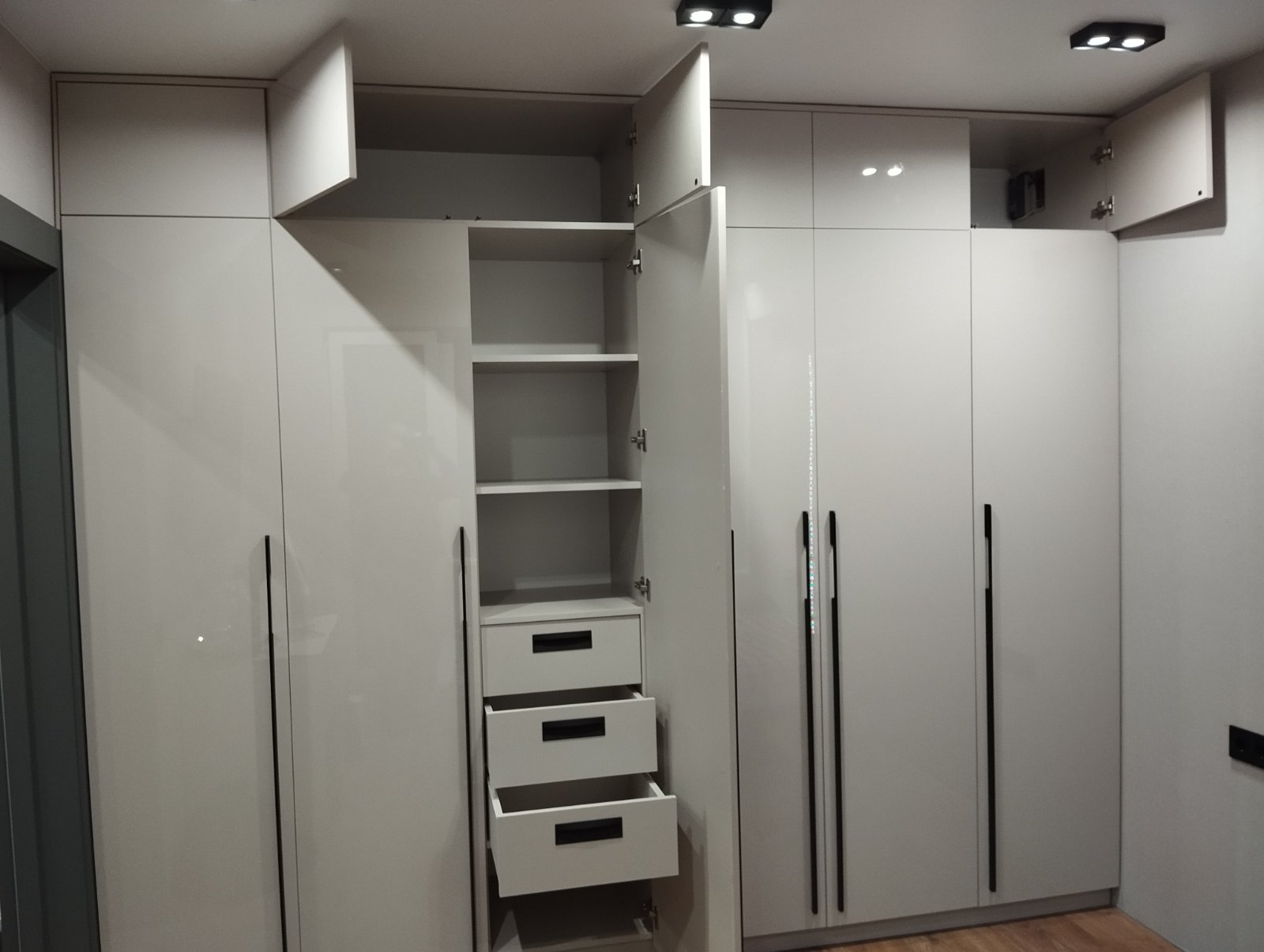 Глянцевій шкаф Кашемир